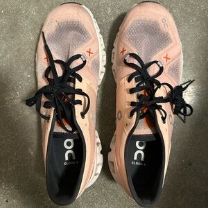 Women’s On cloud tennis shoes